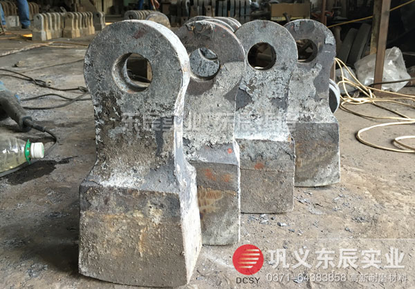 16.11.24高锰钢和高铬材质锤头性能特点-600×419.jpg