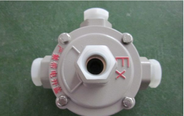BHD51-G3/4-H三通吊防爆接线盒20A/380V 产品简介 1.防爆接线盒分平盖、吊盖。 2.在正常情况下,吊盖与通头同口径,如特殊要求可特制。 3.通头一般为圆柱管螺纹G1/2"、G3/4"、G1"如特殊要求可特制。 4.防爆接线盒类型:一通平、直二通平、三通平、四通平、直角二通平、 一通吊、直二通吊、三通吊、四通吊、直角二通吊。 BHD51-G3/4-H三通吊防爆接线盒20A/380V 产品特点 1、外壳采用铝合金高压铸造成型,表