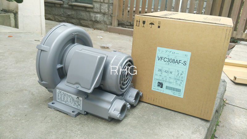 VFC208AF-S进口高压风机富士鼓风机工作原理:通过机体内部二转子反方向旋转,由于叶轮相互之间和叶轮与机体之间只有很小的间隙,当其中一转子叶端经过吸入口时,与壳体之间所捕捉之一定量空气,自进气腔移送至排气腔,压向高压端,以吸入之状态吐出。 富士鼓风机为容积式风机,输送的风量与转数成比例,三叶型叶轮每转动一次由2个叶轮进行3次吸、排气,与二叶型相比,气体脉动变少,负荷变化小,机械强度高,噪声低,振动也小。在2根平相行的轴上设有2个三叶型叶轮,轮与椭圆形机箱内孔面及各叶轮三者之间始终保持微小的间隙,由于叶